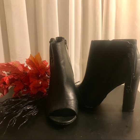 🍁✨EUC Express Black tassel &peep toe booties 🍁✨ - Picture 2 of 5